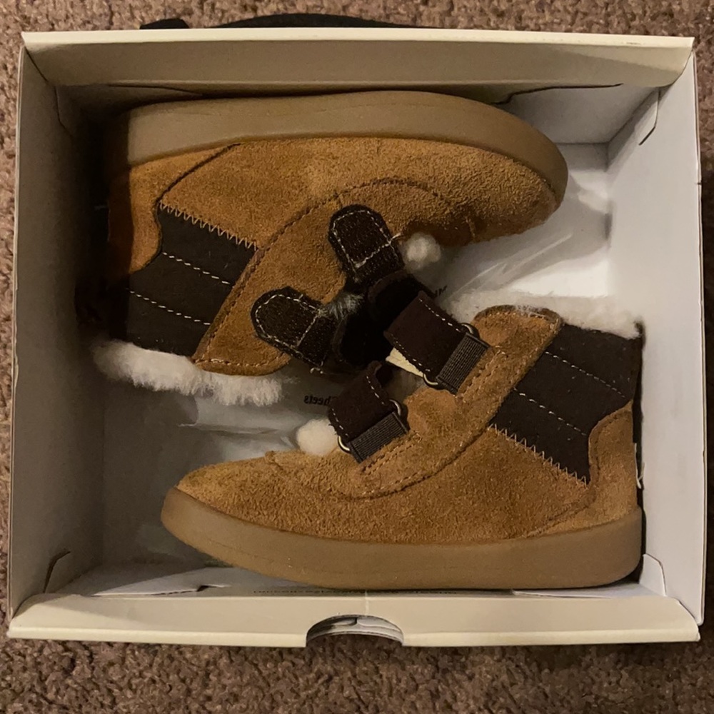 Kids Ugg’s boots - Picture 2 of 8